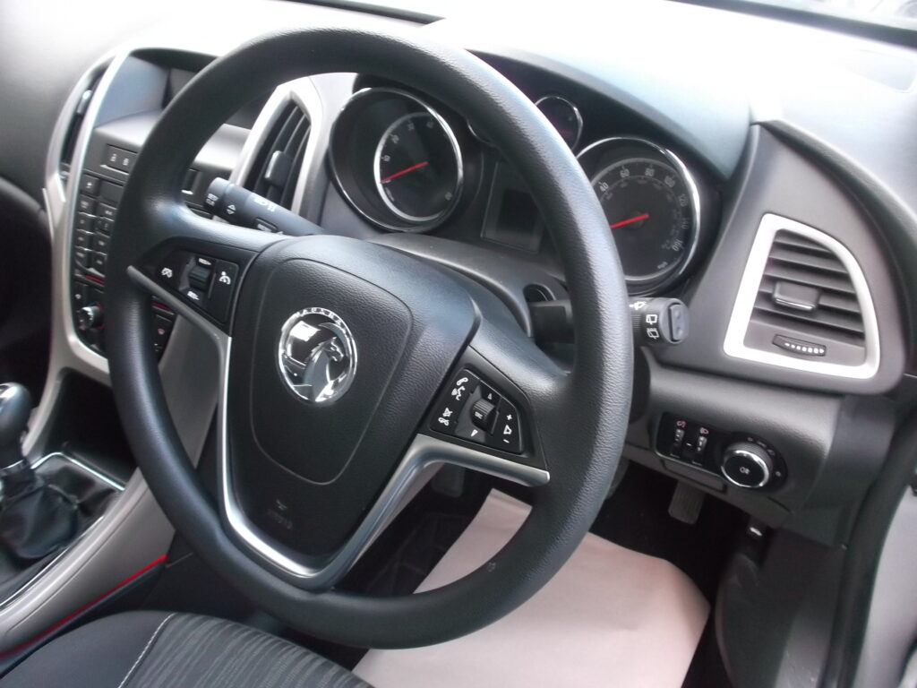 2012 62 vauxhall astra 1. 4 exclusiv 5dr ## only 42,000 miles ## s/h, full mot december 2026, excellent condition 2012 62 vauxhall astra 1. 4 exclusiv 5dr ## only 42,000 miles ## s/h, full mot december 2026, excellent condition - image 9